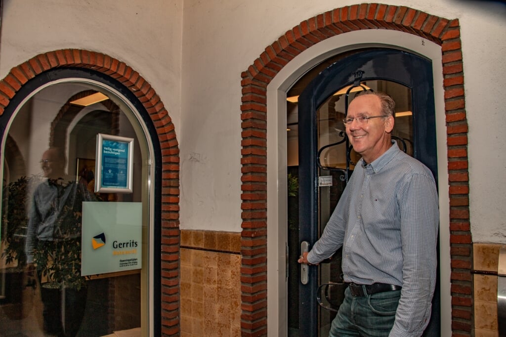 Pieter Gerrits in de deuropening van zijn makelaardij in Hengelo. Foto: Liesbeth Spaansen