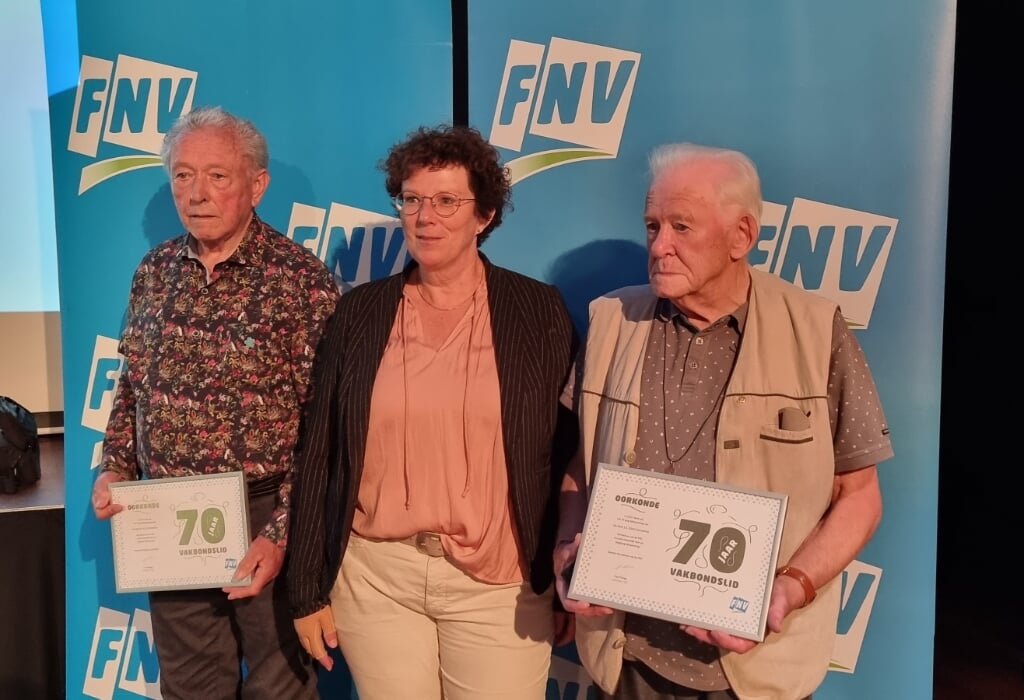 Willy te Grotenhuis (l.) en Johan Klein Hesselink (r.) al zeventig jaar verbonden aan de FNV. Foto: PR