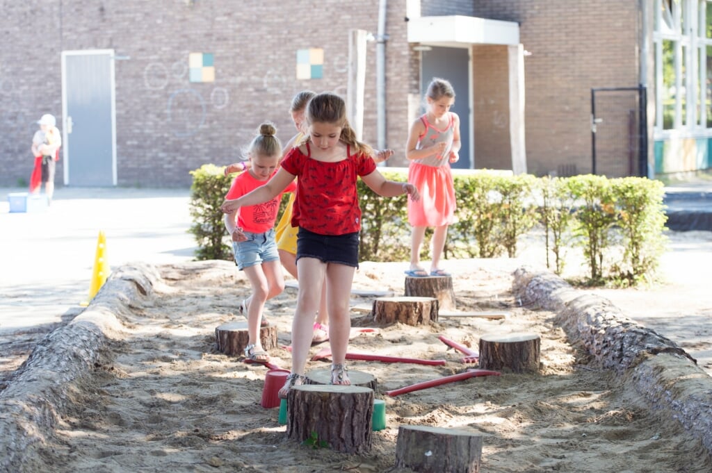Op het schoolplein van de Looschool is het goed spelen. Foto: Yke Ruessink