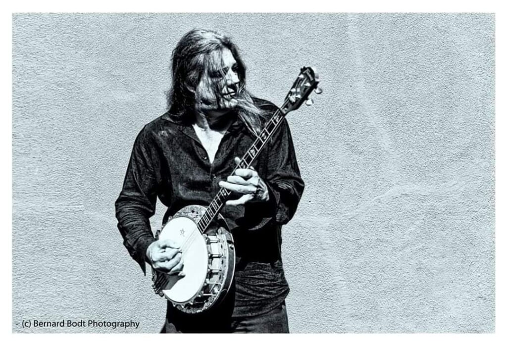 Rocco Ostermann speelt banjo. Foto: Bernard Bodt Photography