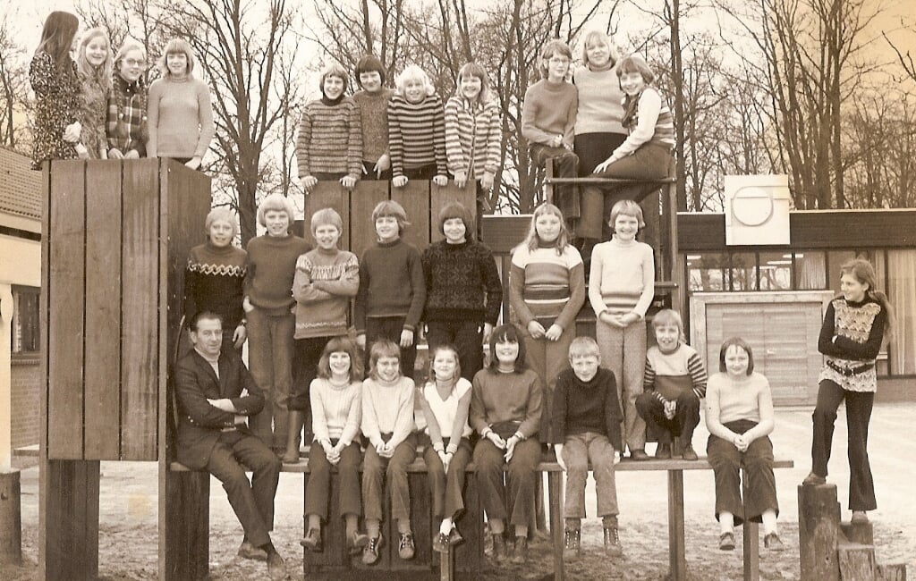 De eerste zesde klas die op de Höve heeft gezeten anno 1973. En nu dus de oudste leerlingen op de reünie.
