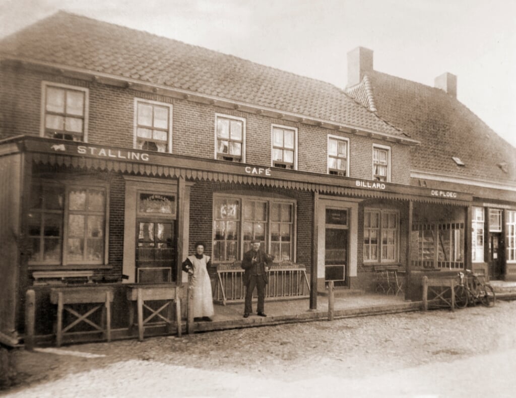 Café de Ploeg aan het Kerkplein uit 1912. Foto: Collectie Gerard Bruil