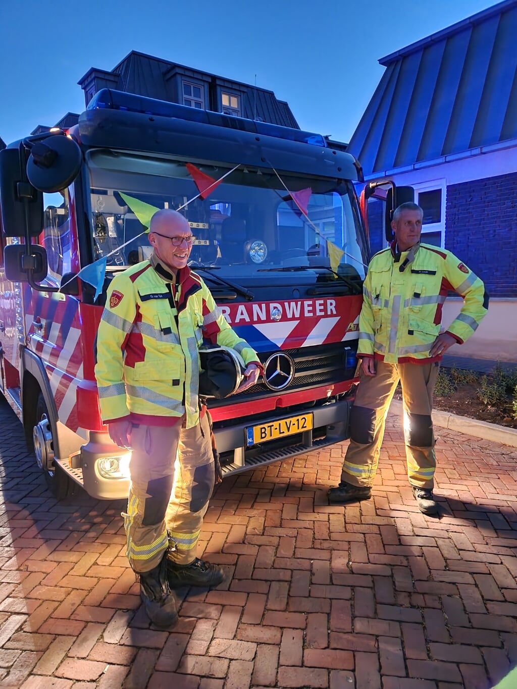 Geert van Tuil (l) en Harry Lowik namen vorige week afscheid van de Ruurlose brandweer. Foto: PR