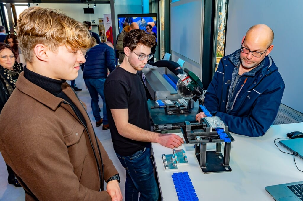 V.l.n.r. Sebastian Giesen, Kevin Veldkamp, en een belangstellende bij het project van Jansen Metal Products uit Winterswijk. Foto: Henk van Raaij