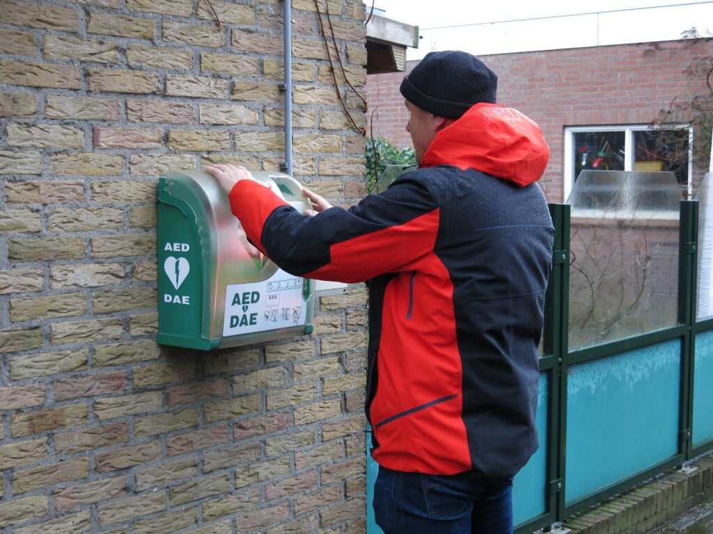 Plaatsing van de AED in de kast, door Eric Besselink. Foto: René Deliege