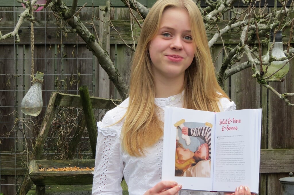 Juliet Masselink is trots op haar verhaal in het boek ‘Onze band is nooit voorbij’. Foto: Josée Gruwel.