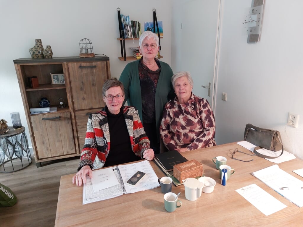 Van links af Ria Kruisselbrink, Ina Hoitink en Meiny van Wijk. Niet op de foto: Riek Ruessink. Foto: Karin Stronks