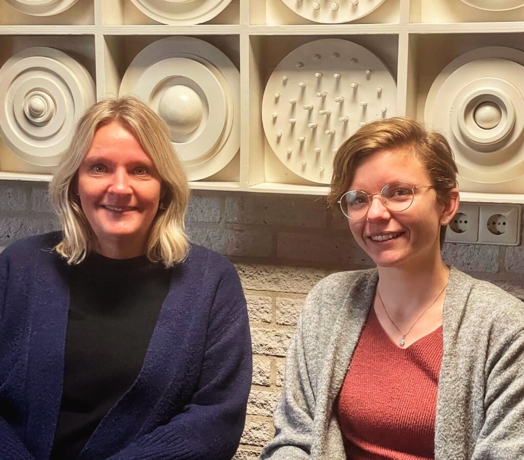 Casemanagers dementie Edith van Heteren (links) en Nikki Welleweerd leggen 25 januari in het Alzheimer Trefpunt uit wat een casemanager voor je kan betekenen. Foto: PR