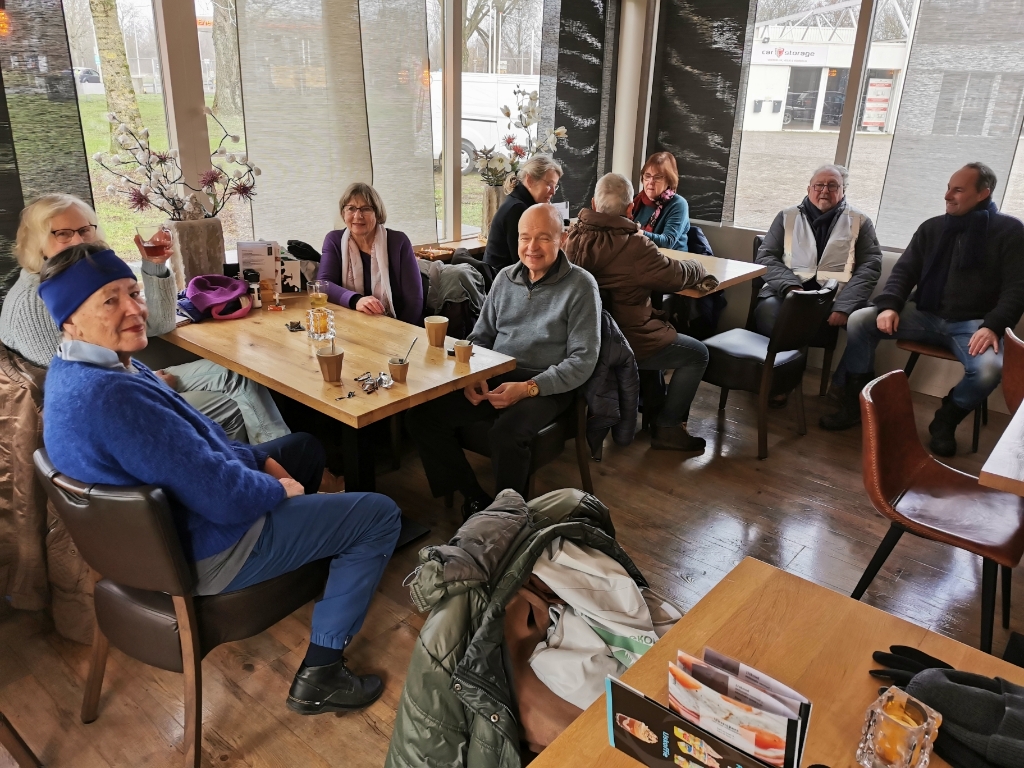  Als beloning voor de inspanning kregen de vrijwillige rapers van Snack-Eethuis de Stoven een kop koffie of thee aangeboden. Foto: PR