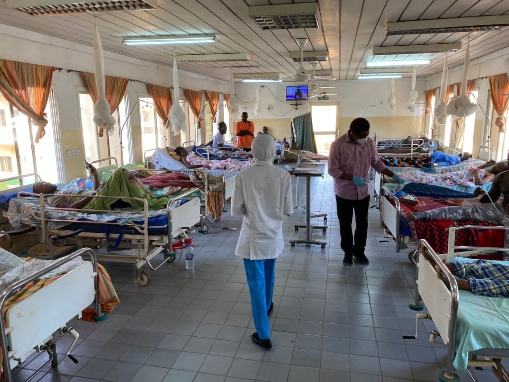 De verpleegafdeling van het ziekenhuis. Foto: SKB4Gambia 