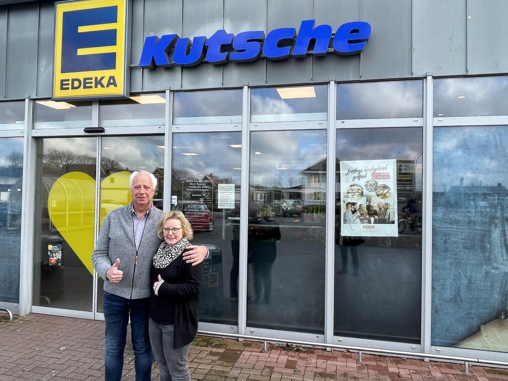 Manfred en Sylvia Kutsche bij de ingang van hun Edeka supermarkt in Vreden. Foto: Henri Bruntink