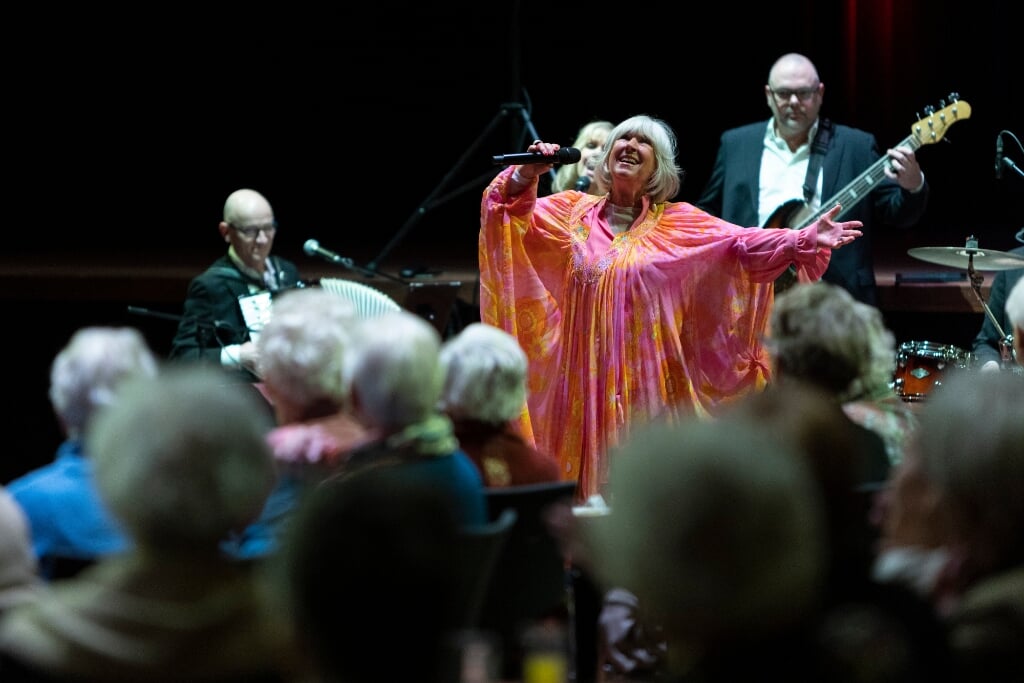 Willeke Alberti pakte het publiek in met talloze herkenbare liedjes. Zelf genoot ze ook zichtbaar. Foto: Patrick van Gemert/Zutphens Persbureau