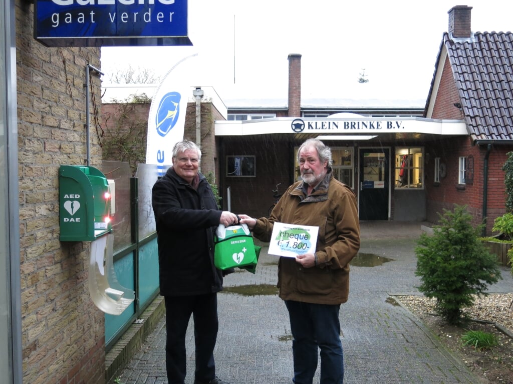 Overhandiging van de AED door Henk Vaags aan Johan van den Berg. Foto: René Deliege
