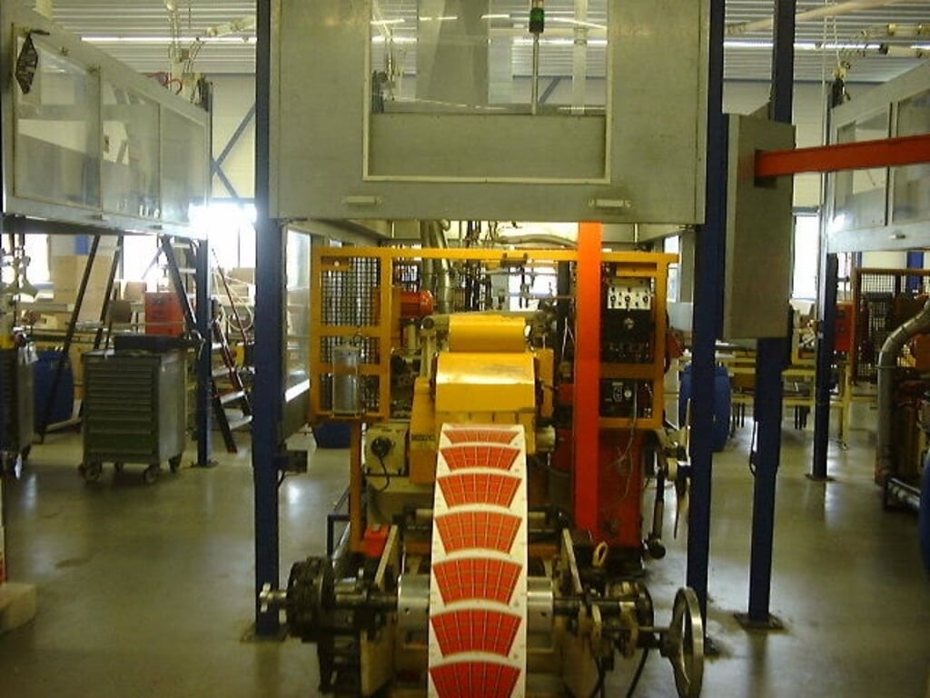 De beroemde Scotty Rood beker in de maak op de PMC-bekermachine.