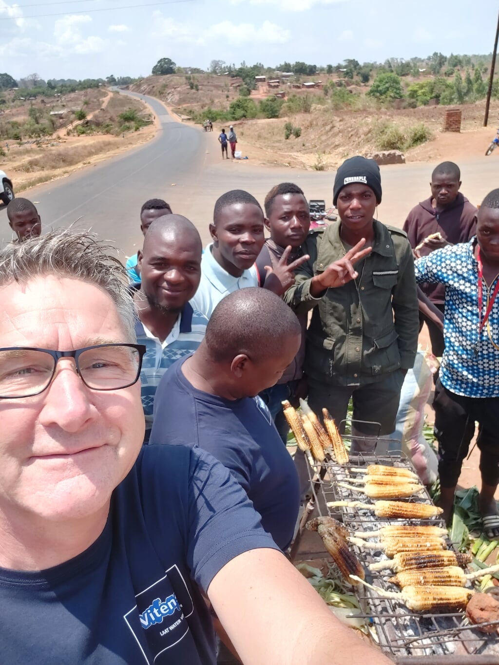 Hermen Ligterink met locals in Malawi. Foto: Eigen foto
