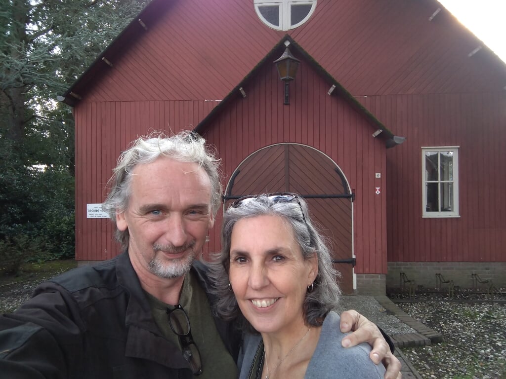 Marcel Kolenbrander en Esther Schaper voor hun kapel. Foto: eigen foto