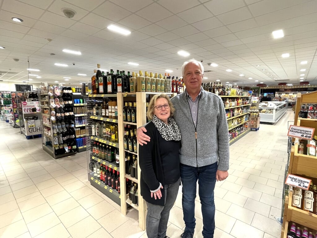 Sylvia en Manfred Kutsche in hun Edeka supermarkt in Vreden. Foto: Henri Bruntink