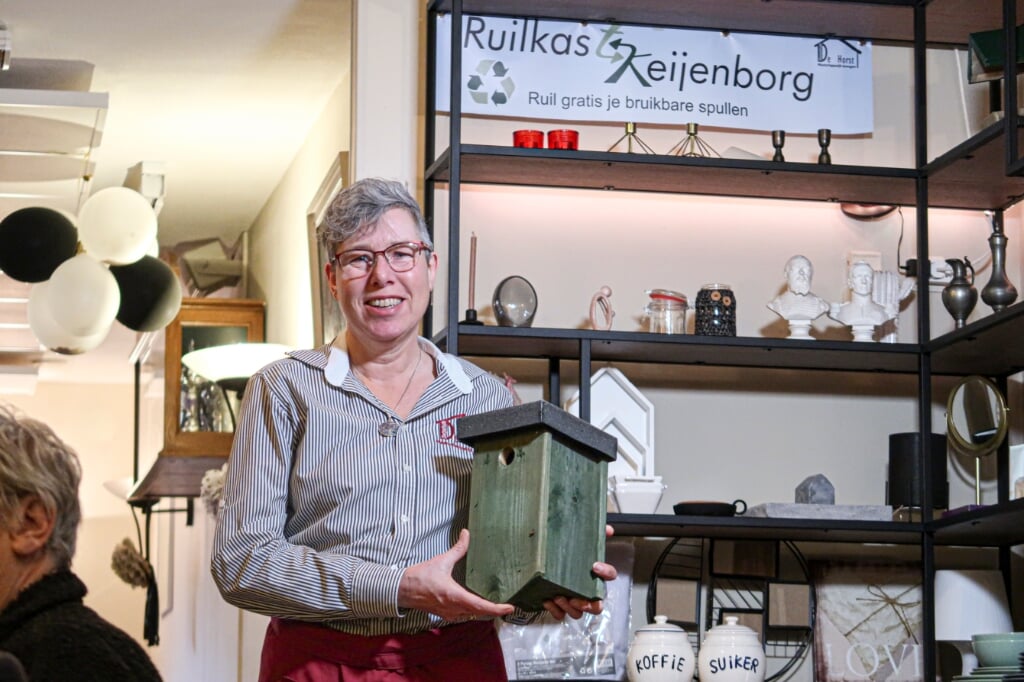 Vrijwilligster Silvie Bergervoet nam het initiatief voor een ruilkast in het dorpshuis in Keijenborg: ‘Zo leuk dat mensen er al volop gebruik van maken!’ Foto: Luuk Stam