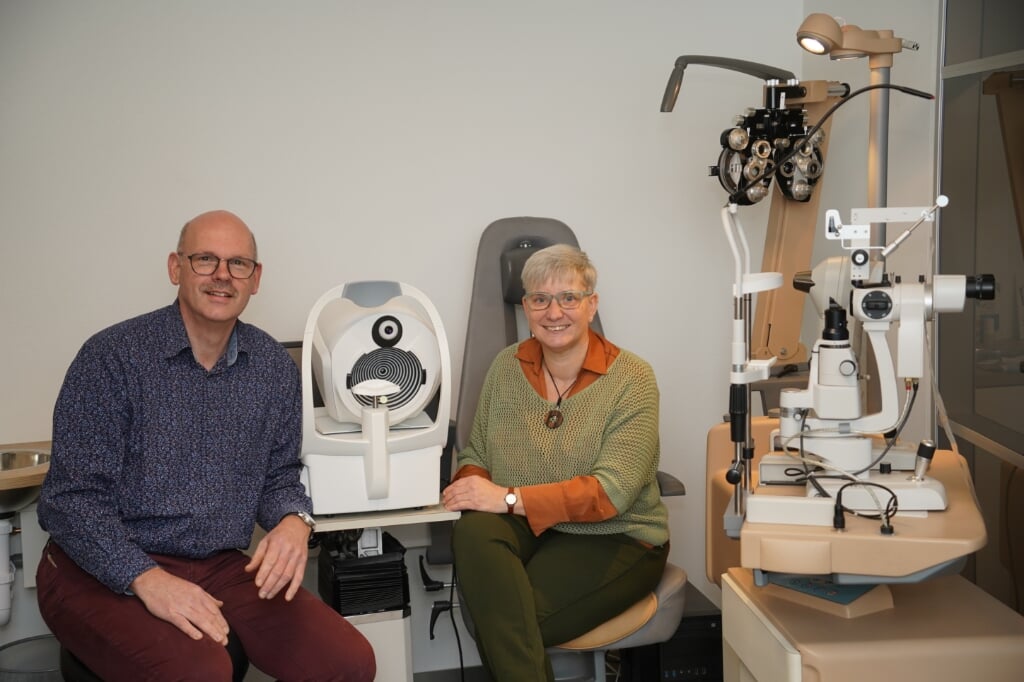 Derk-Jan en Christien te Kiefte te midden van oogapparatuur. Foto: Frank Vinkenvleugel