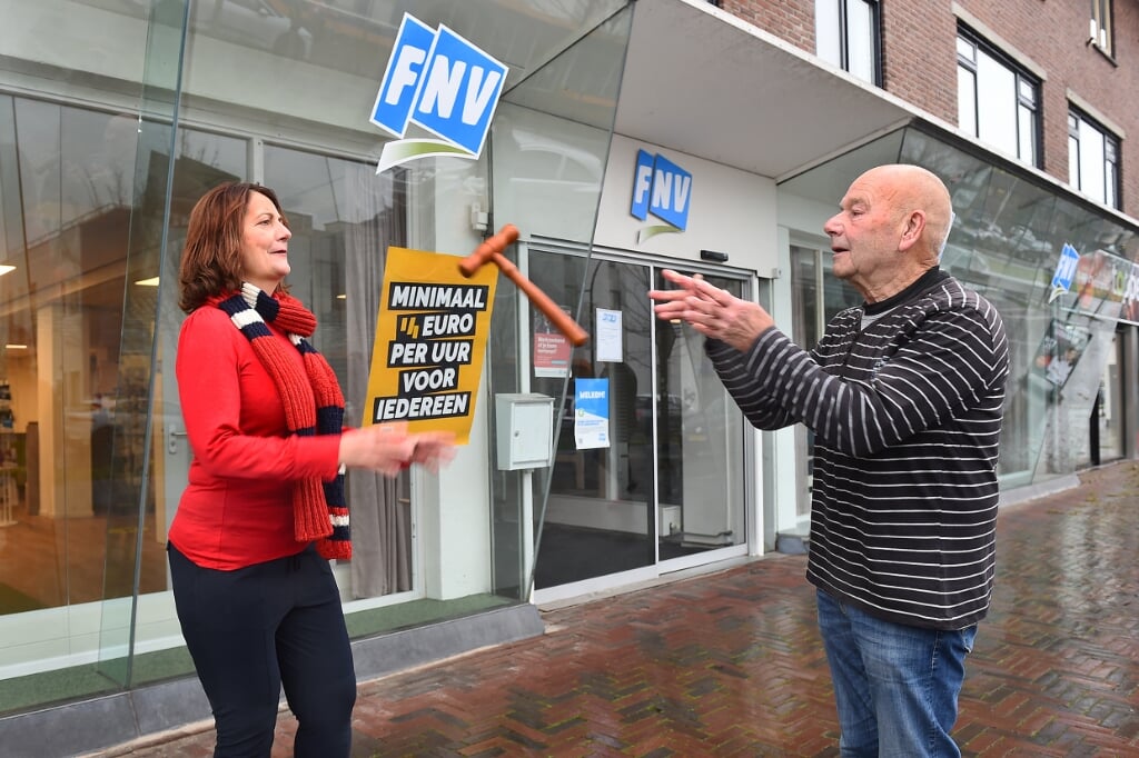 Carmen Veldhuis (l), de nieuwe voorzitter van FNV lokaal Achterhoek,  krijgt het stokje overgegooid door Bennie Wieggers. Foto: Roel Kleinpenning