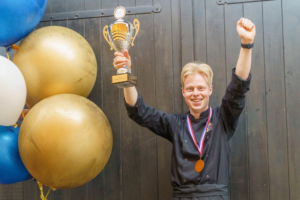 Simon Kamperman, die als jongste chef van De Heikamp de derde prijs in ontvangst mocht nemen. Foto: Bert van Zijtveld