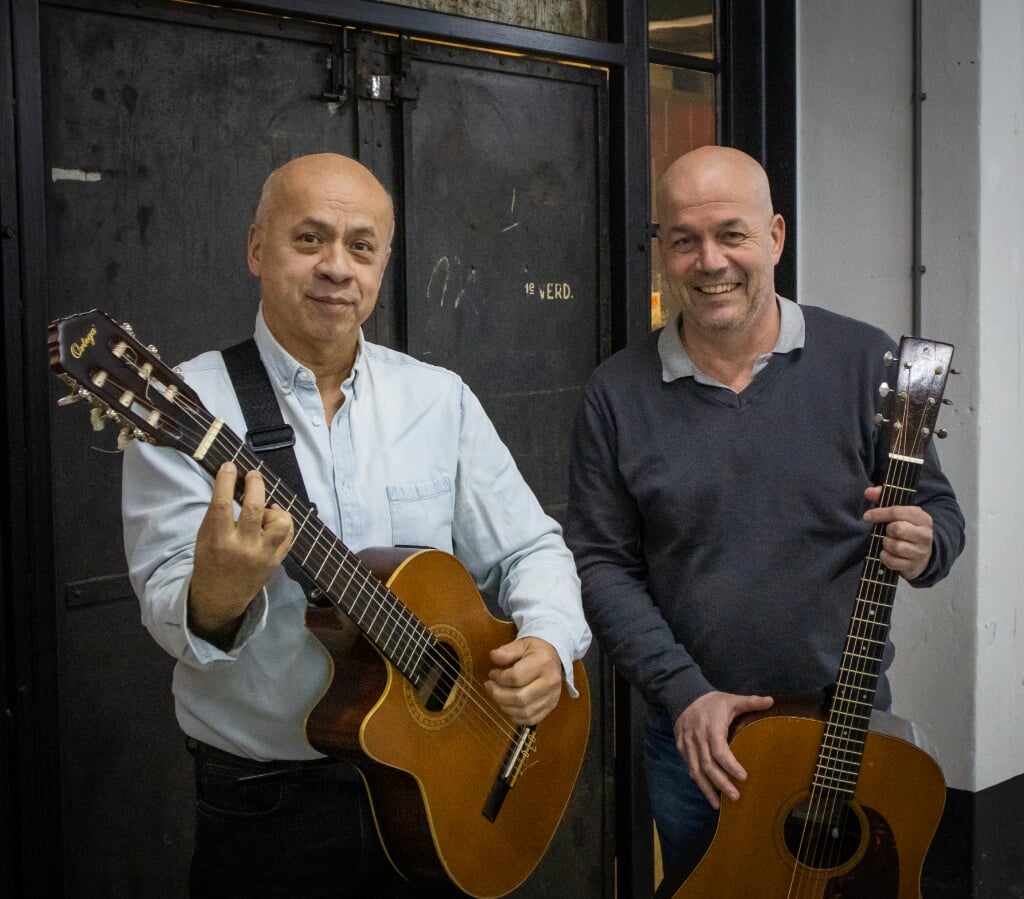 Raimond Surquin (l) en Luc ten Brinck (r) trappen Muziek op Zondag af. Foto: PR