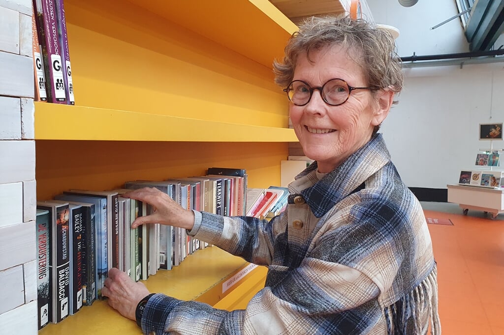 Gastvrouw Jolijn Bollen in de bibliotheek in Ulft. Foto: PR