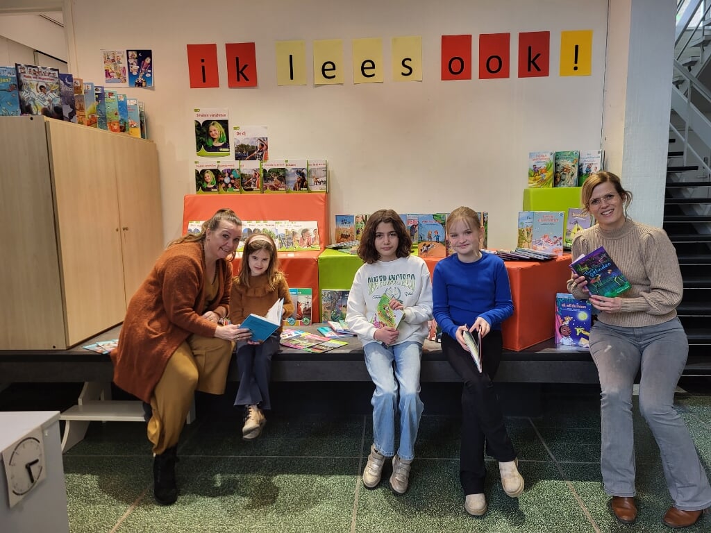 Petra, Fiene, Jihan, Fay, en Ilse bij de nieuwe boeken van Het Loo. Foto: Natalia Blom