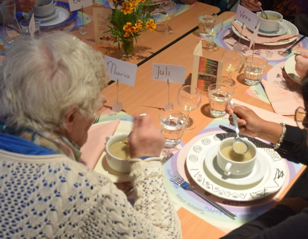 Eten en ontmoeten in de kerkherberg. Foto: PR