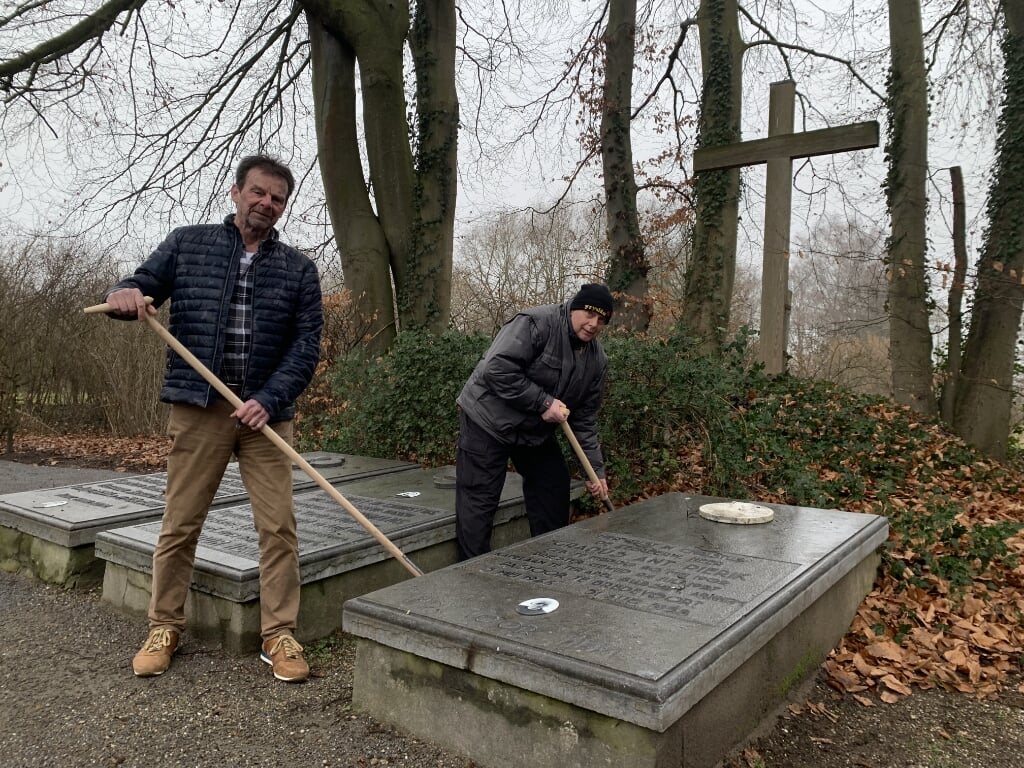 Willem Veldkamp (links) en Antoon Jetten aan het werk bij de pastoorsgraven. Foto: Jos Wessels