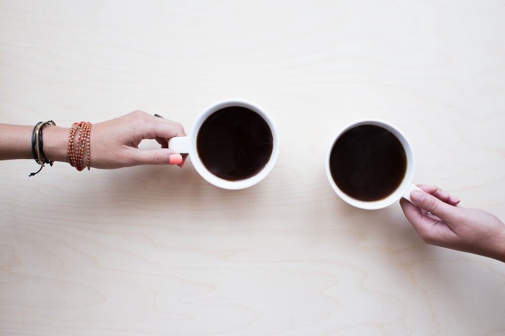 Koffie drinken en ervaringendelen bij het Alzheimer Trefpunt. Foto: PR