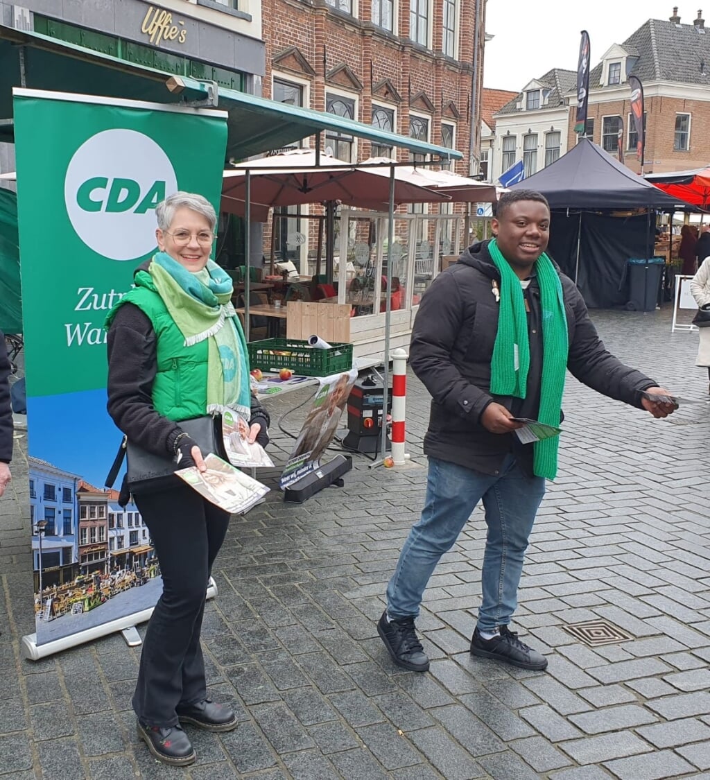 Voorzitter van het CDA Zutphen-Warnsveld met gemeenteraadslid Mark Purperhart op de markt. Foto: PR