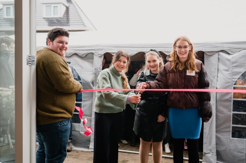 Drie bewoners openen samen met GroenLinks tweede kamerlid Lisa Westerveld (2e van links) de nieuwe locatie. Foto: PR