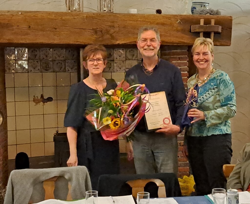 Freek Verheijen ontving een oorkonde en bloemen, behorend bij zijn onderscheiding bij De Plaggenmeijers. Foto: PR