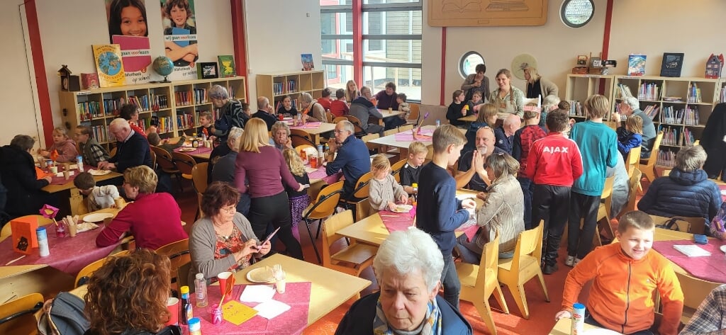 Pannenkoeken eten in de mediatheek van de school. Foto: Yvonne Lieftink
