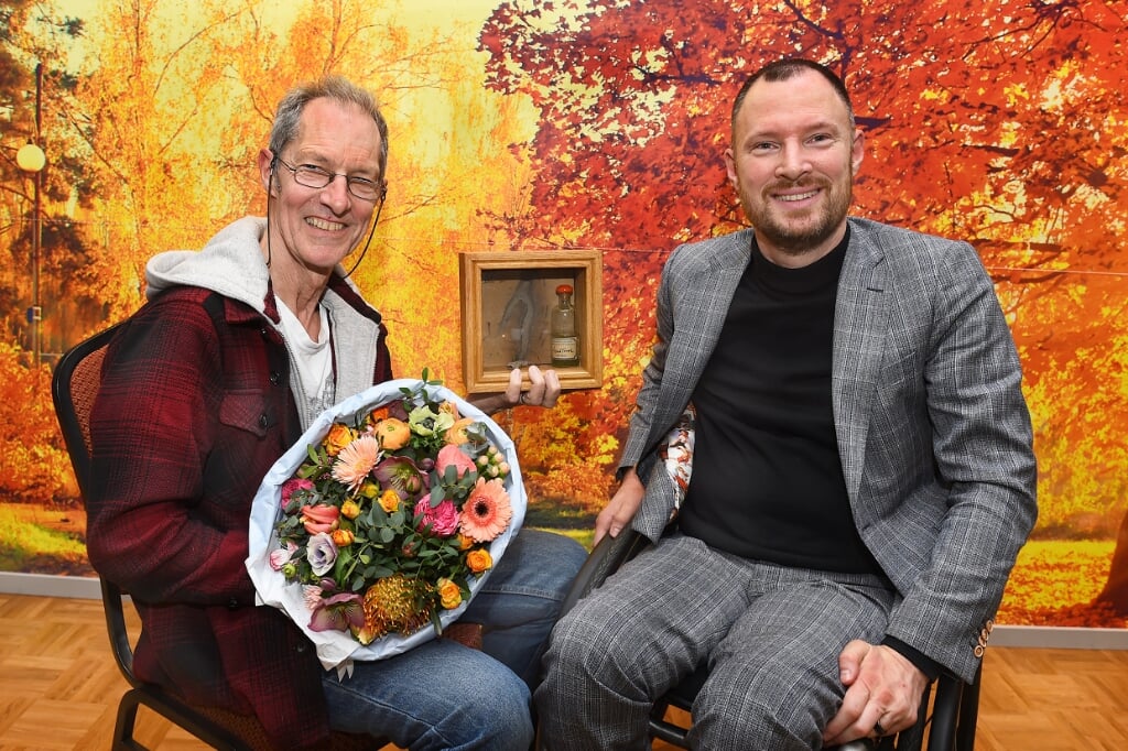 Geoff Coupe met Wunderkammer gemaakt door kunstenaar Leon Marie Dekker uit Etten en burgemeester Otwin van Dijk. Foto: Roel Kleinpenning