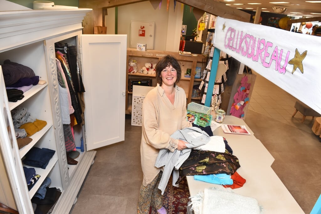 Mariëlle de Vries bij de kledingruilketting in de Stadskamer in Doetinchem. Foto: Roel Kleinpenning