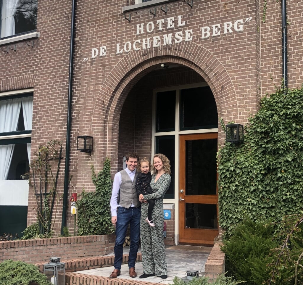 Steven Rotscheid en Marlies Rood, met dochtertje Romae, voor hotel De Lochemse Berg. Foto: Henri Bruntink
