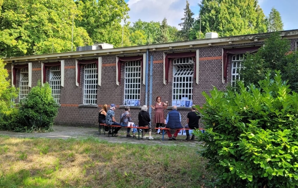 Onderzoekster Kirsten Zimmerman vertelt bij de gevangeniscellen van de Kruisberg over de 46 mannen van het Rademakersbroek (Foto SDH)