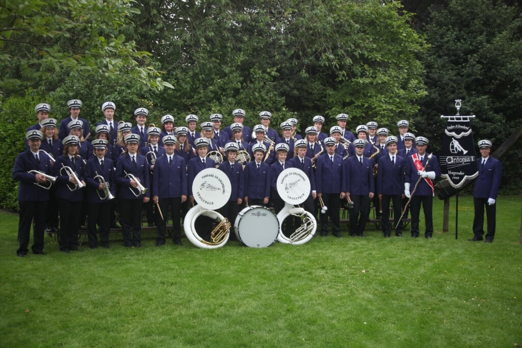 De vereniging in 2008 tijdens het 60-jarig jubileum met de nieuwe uniformen. Foto: archief muziekvereniging Antonius  
