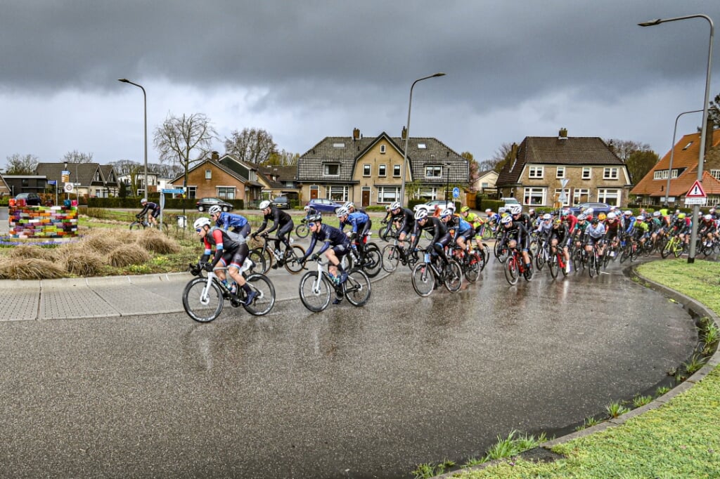 Doorkomst van het peloton tijdens de vierde etappe van de wielerwedstrijd Olympia’s Tour zaterdagmiddag in Vorden. Foto: Luuk Stam