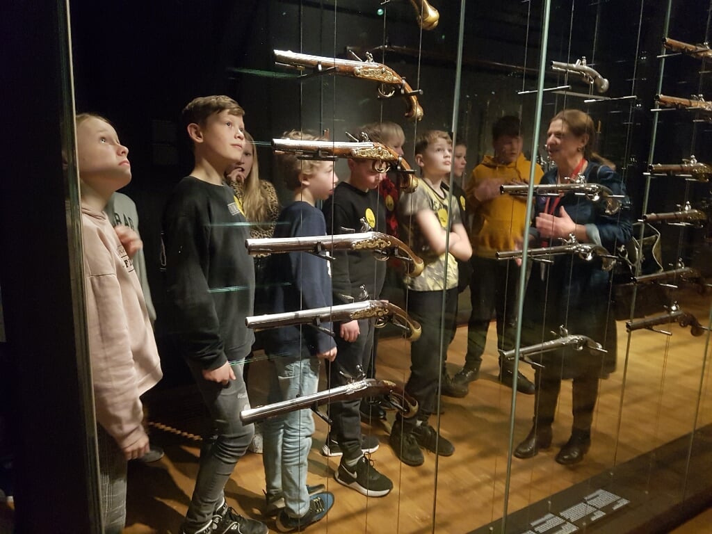 De wapencollectie van het Rijksmuseum maakte indruk op de leerlingen van de Hofmaat. Foto: PR