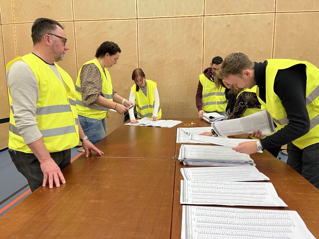 Negentig ambtenaren van de gemeente telden in Sportzaal 't Raland 18173 stembiljetten. Foto: Karin van der Velden