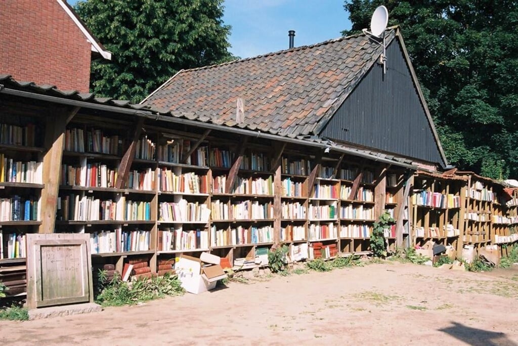 Bredevoort, Prinsenstraat, boekenrekken bij Sjaak Meulenbeek.