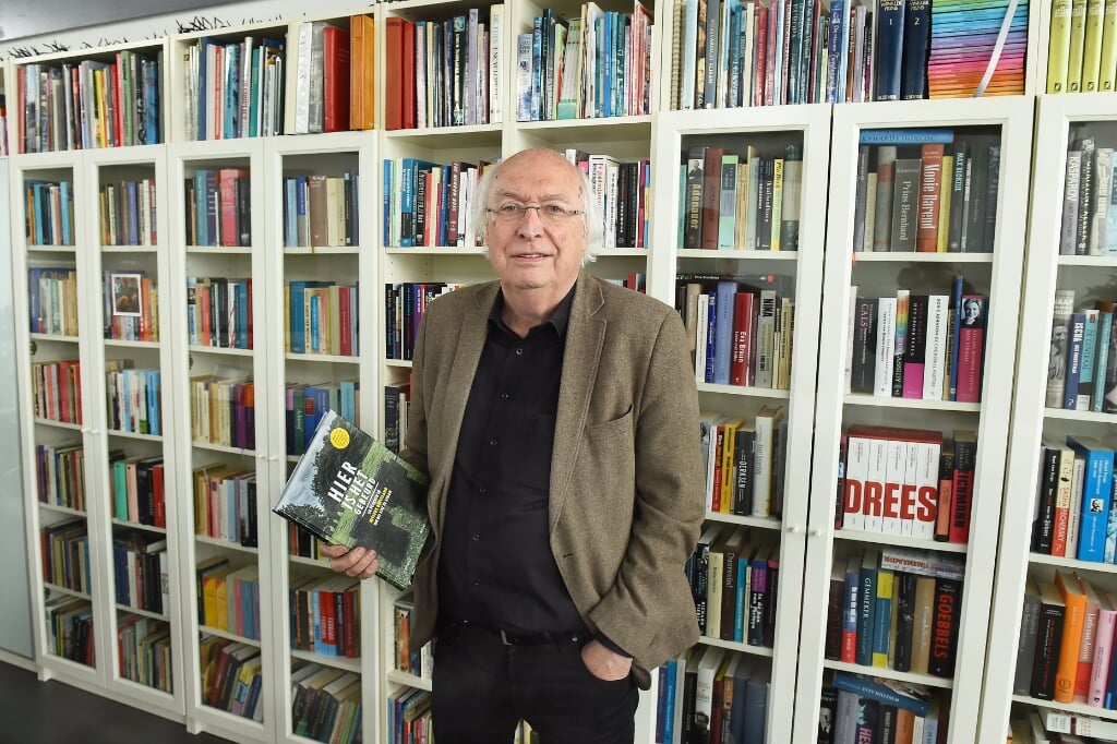 Ad van Liempt met zijn nieuwste boek dat hij gemaakt heeft samen met fotograaf Rolf Baas (foto Roel Kleinpenning) 