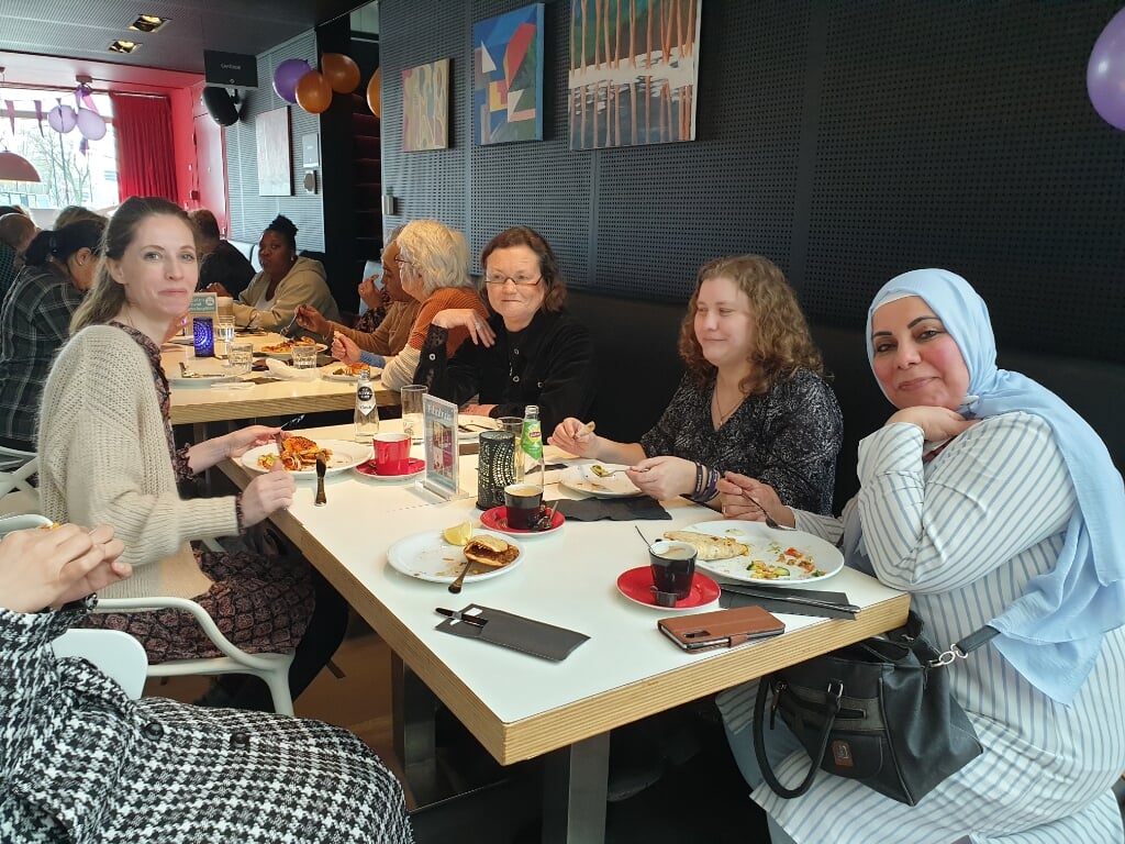 Na afloop van de dansworkshop genoten de vrouwen van een gezamenlijke lunch. Foto: PR