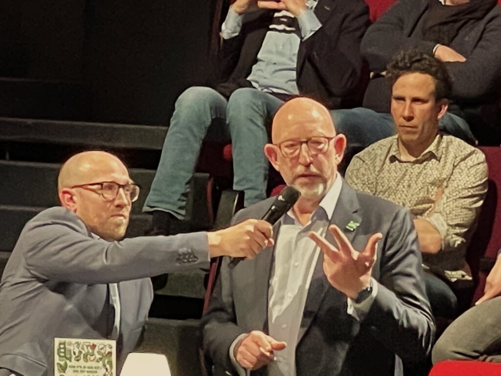 Verkiezingsdebat Joram van Donk (l) laat Kees Telder (D66) aan het woord. Fot: Bert Vinkenborg