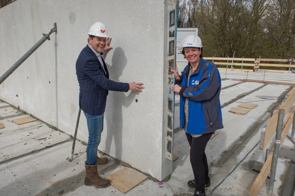 Michèle de Ruiter (r) en Jauke Klein (l) hielpen mee met het plaatsen van een wand op de eerste verdieping. Foto: Robert Huls