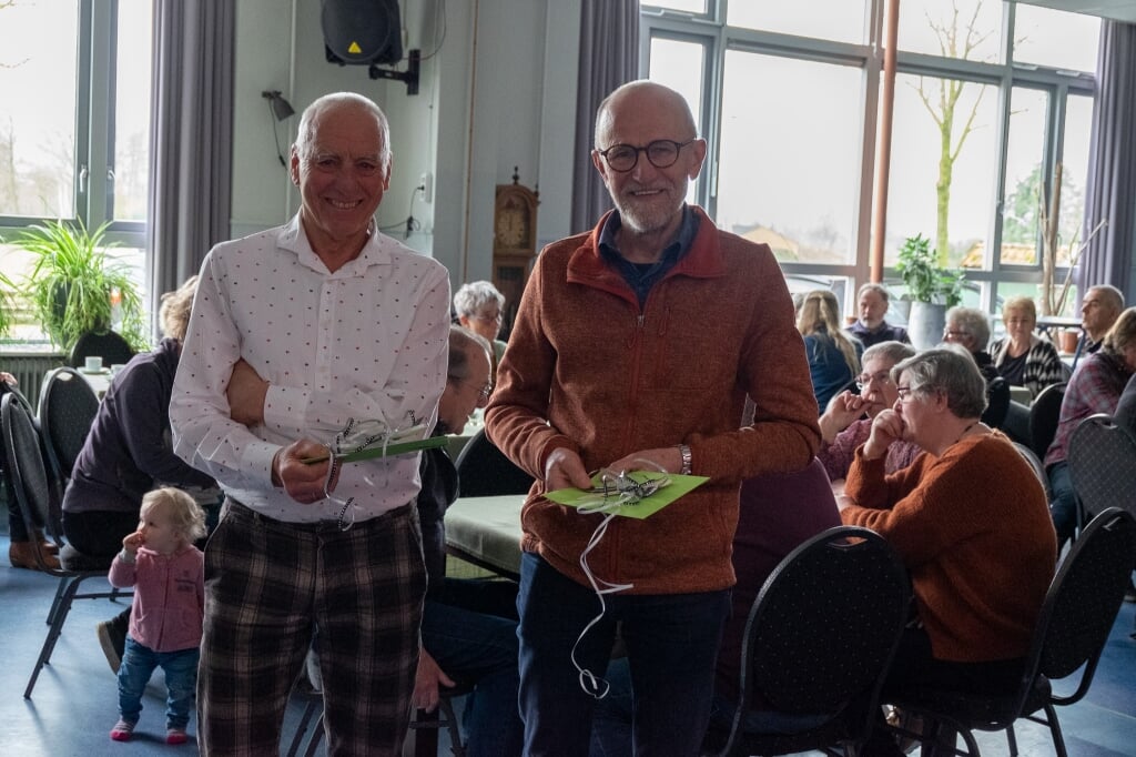 Bernard Lucassen (l.) en Ab wisselink werden verrast met een goedbezochte afscheidsochtend in het Heidehuus. Foto: Annie Basters.