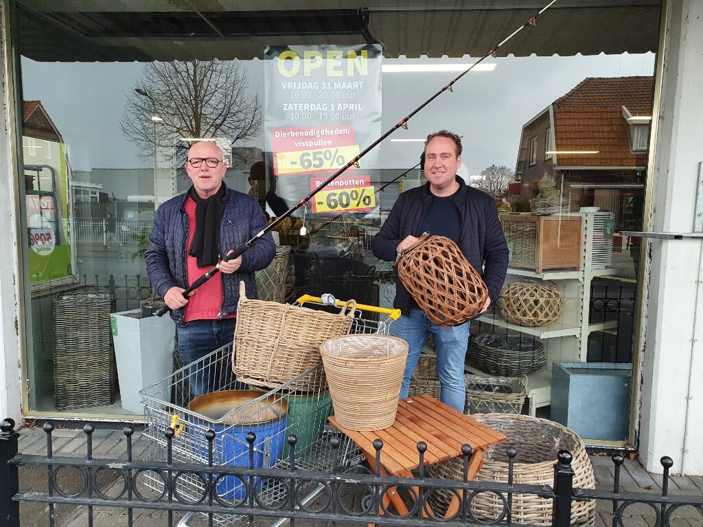 Stephan Arink (links) en Chiel Meekes van Buren BV voor de voormalige Dierenspeciaalzaak.